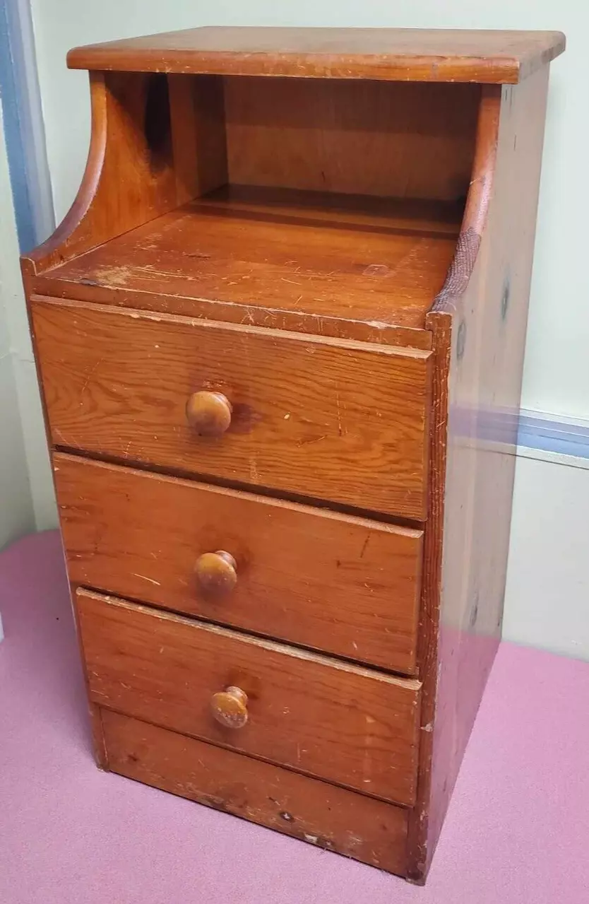 VTG End Table / Nightstand With 3 Drawers & Storag